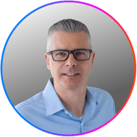 Dorissen_Martijn_Headshot_light_with gradient